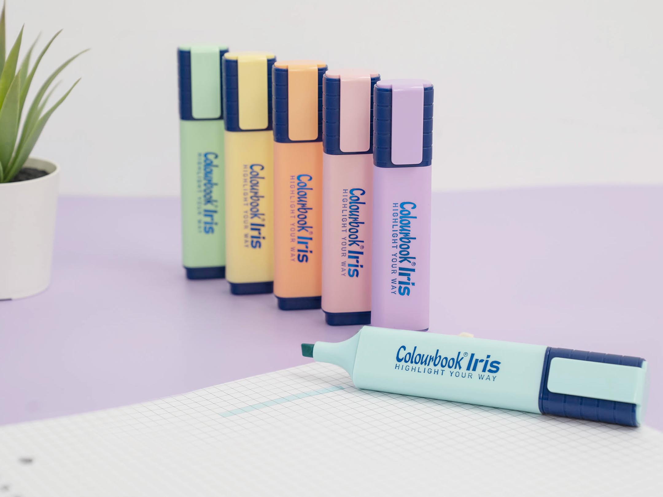 evidenziatori pastel evidenziatori pastello in ordine su tavolo lilla