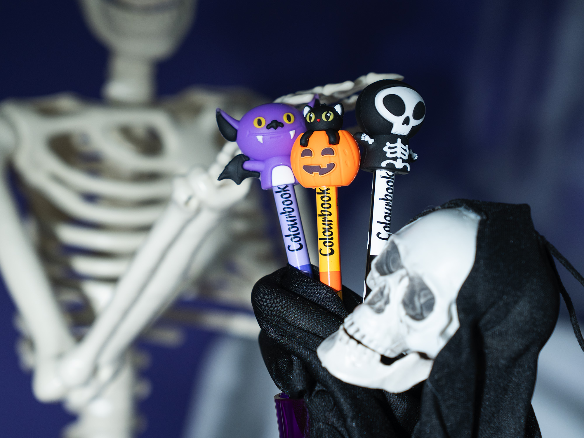 matite halloween scheletro che regge matite di halloween