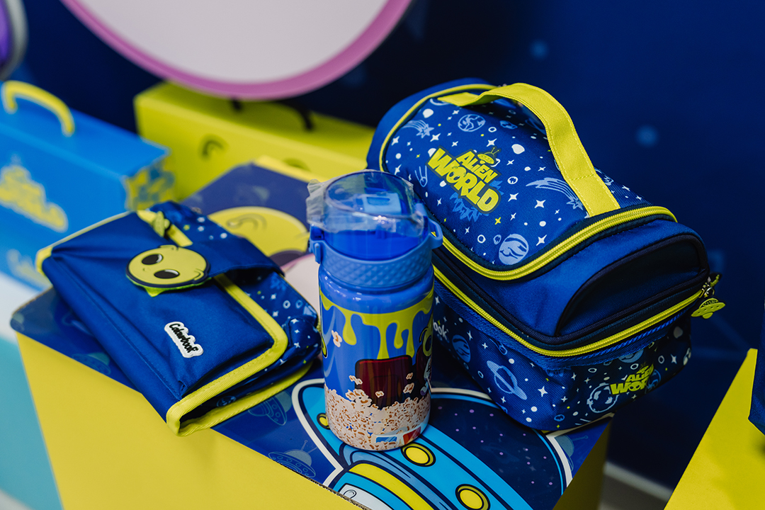 Collezione scuola Colourbook Space World con lunch bag blu, borraccia, quaderni e accessori coordinati a tema spazio, razzi e alieni